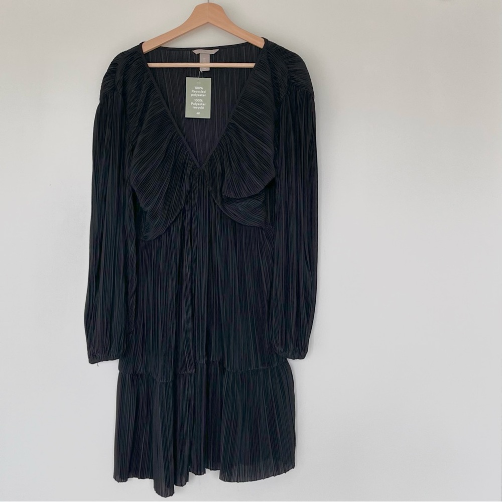 💙 H&M Textured Long Sleeve V-Neck Pleated Black Mini Dress - Size Large
